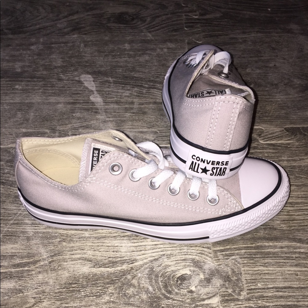 converse low top sneaker! Women’s 7!